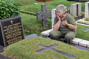 Shirley Shackleton beside the memorial to the Balibo Five newsmen killed by Indonesian troops in East Timor in 1975. One of the dead men was her husband Greg Shackleton. Photo: Da Prisoner/The Wire