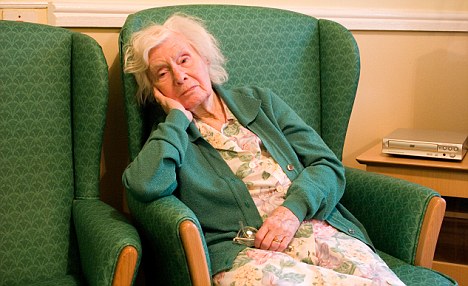 A2KT8M portrait of sad looking old lady sitting in armchair in nursing home