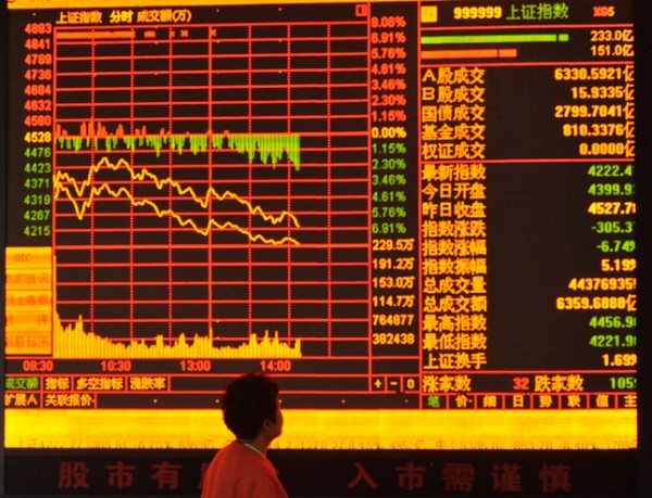 FUYANG, CHINA - JUNE 26£º(CHINA OUT) An investor observes stock market at a stock exchange hall on June 26, 2015 in Fuyang, Anhui province of China. Chinese stocks dropped sharply on Friday. The benchmark Shanghai Composite Index lost 334.91 points, or 7.40 percent, to close at 4192.87 points. The Shenzhen Component Index shed 1293.66 points, or 8.24 percent, to 14398.78 points. (Photo by ChinaFotoPress/Getty Images)