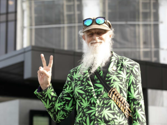 Marijuana Media – Polisi menyita ganja yang diresepkan secara legal;  Legalisasi di Delaware, Jerman, dan Antigua & Barbuda;  Eksekusi di Singapura;  Postingan 420 Hari Chlöe;  dan Gary kami adalah Aktivis Tahun Ini.