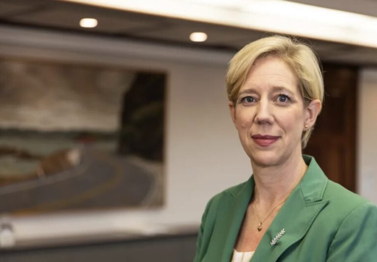 Reserve Bank keeps OCR at 2.25% vs 2500 desperate people applying for 1 job – how’s dem green shoots of recovery?