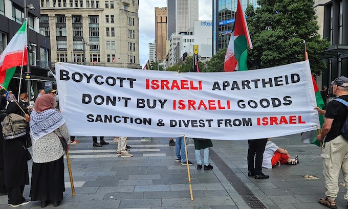 A “Boycott Israeli Apartheid” banner at the Auckland rally today