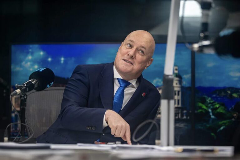 Luxon claims support, then 5 traitors, then total support again – he’s becoming as credible as a non-orange Trump