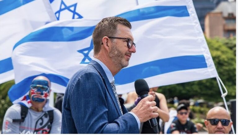 Eeeew – What’s more disgusting? ACT MP Simon Court sucking up to Elon Musk or Israel?